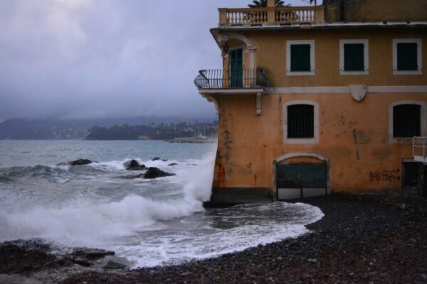 dream about waves crashing on house